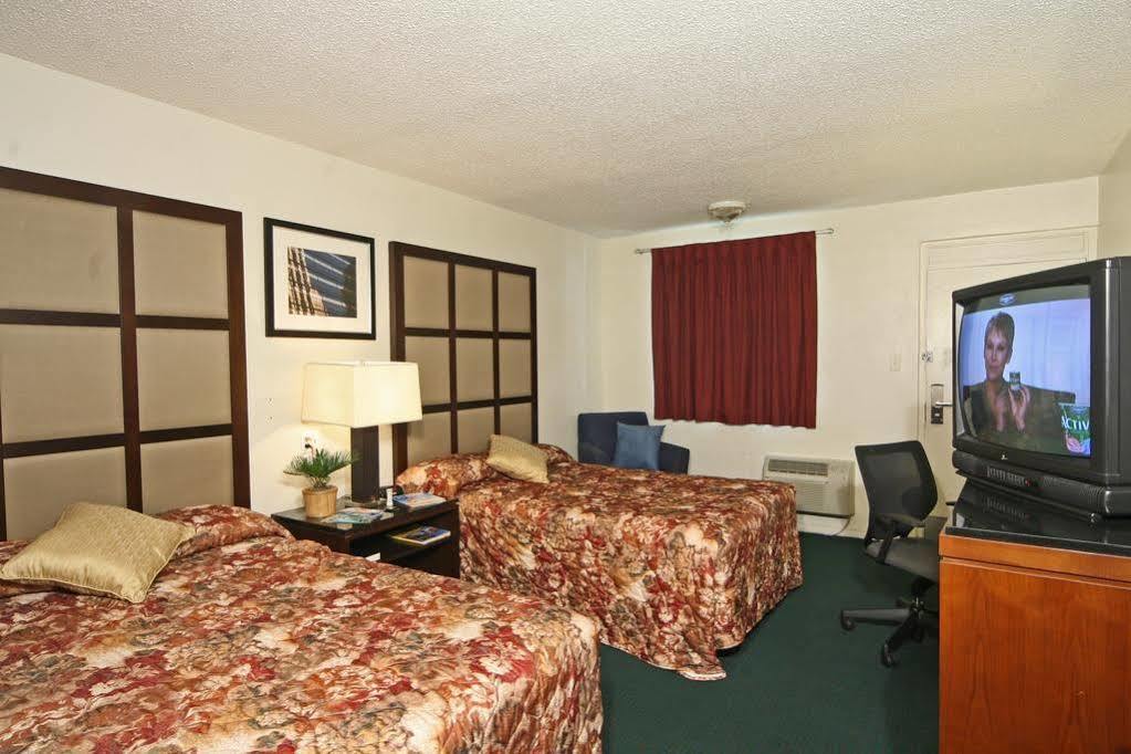 Super 8 By Wyndham Lake City Eksteriør billede