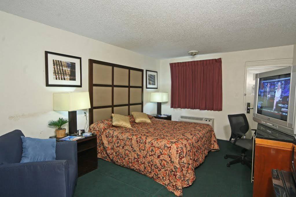 Super 8 By Wyndham Lake City Eksteriør billede